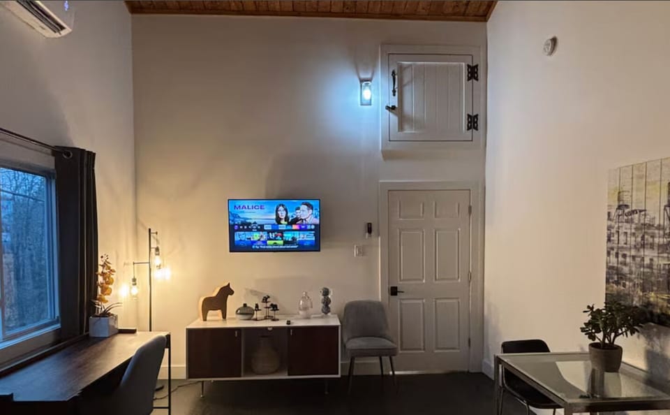 Upstairs Master. Queen. Work desk. TV. Private Heat/AC.