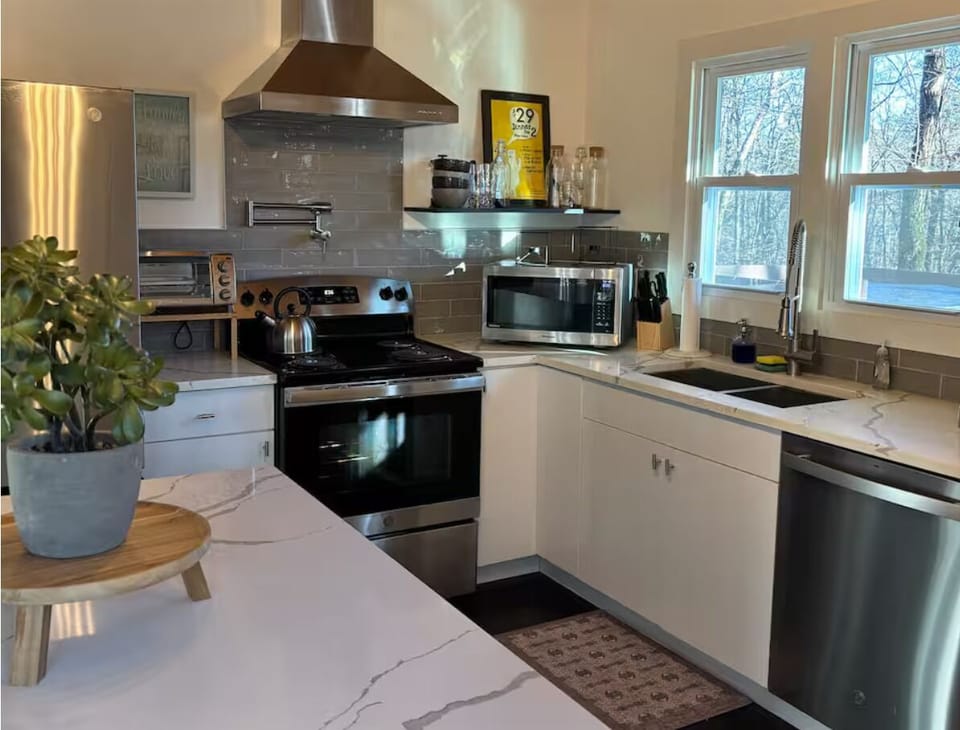 Full Kitchen. Stove, Oven, Toaster, Dishwasher, Fridge with Ice/Water, Microwave