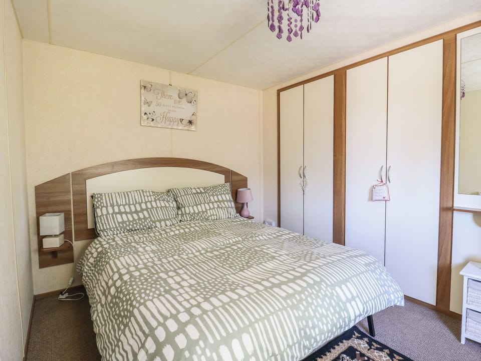 2 bedrooms, individually decorated, individually furnished