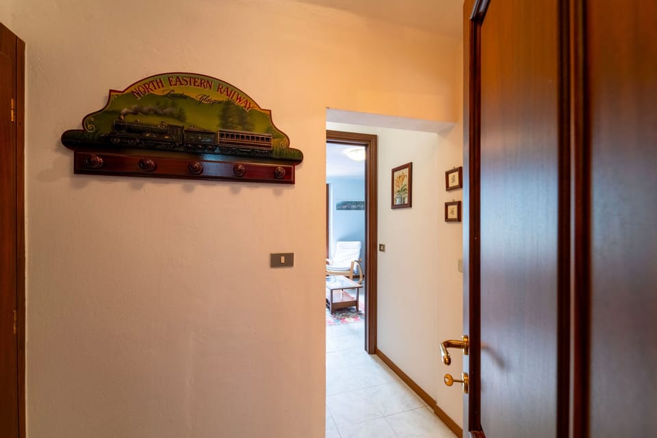 Apartment, 1 Bedroom, Balcony, Lake View | Interior