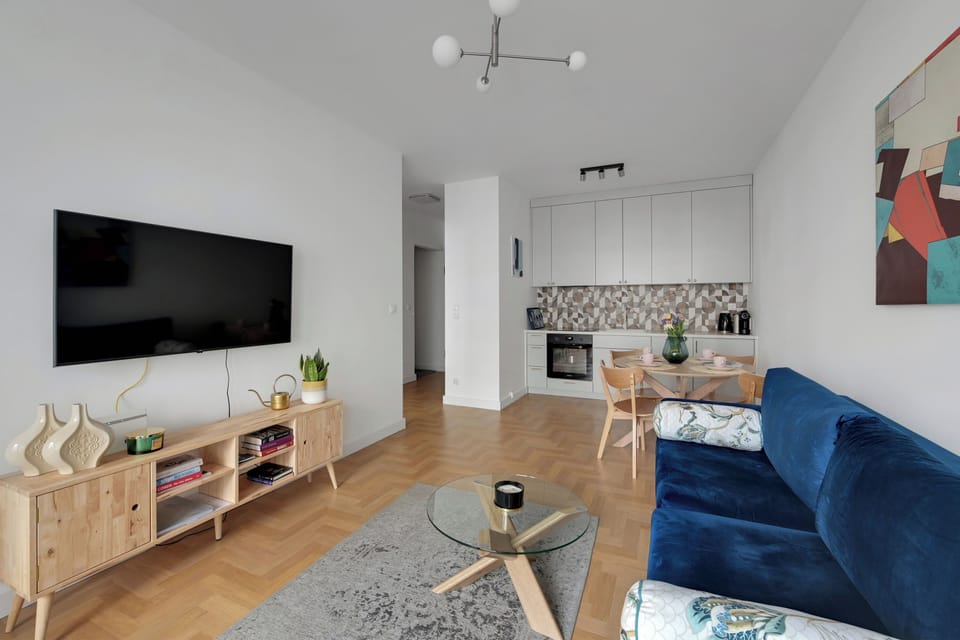 Deluxe Apartment | Living area | Flat-screen TV