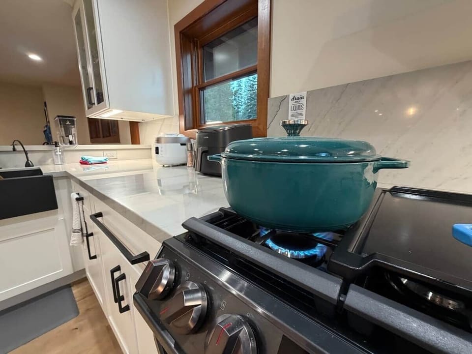 Fully equipped and stocked chef's kitchen with gas range
