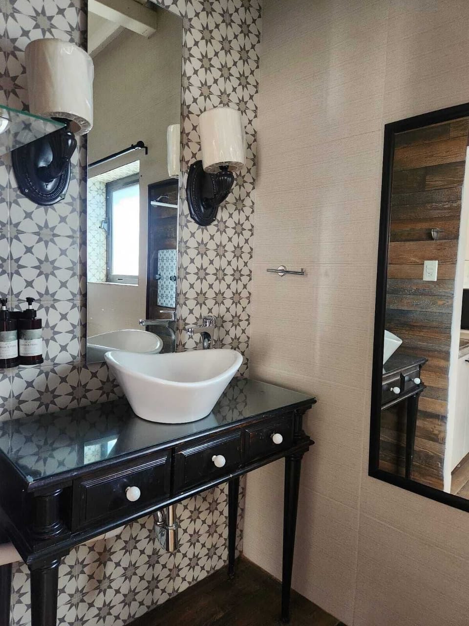 Basic Studio | Bathroom | Shower, hair dryer, towels, soap