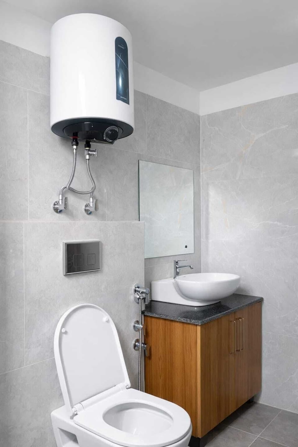 Shower, free toiletries, bidet, towels