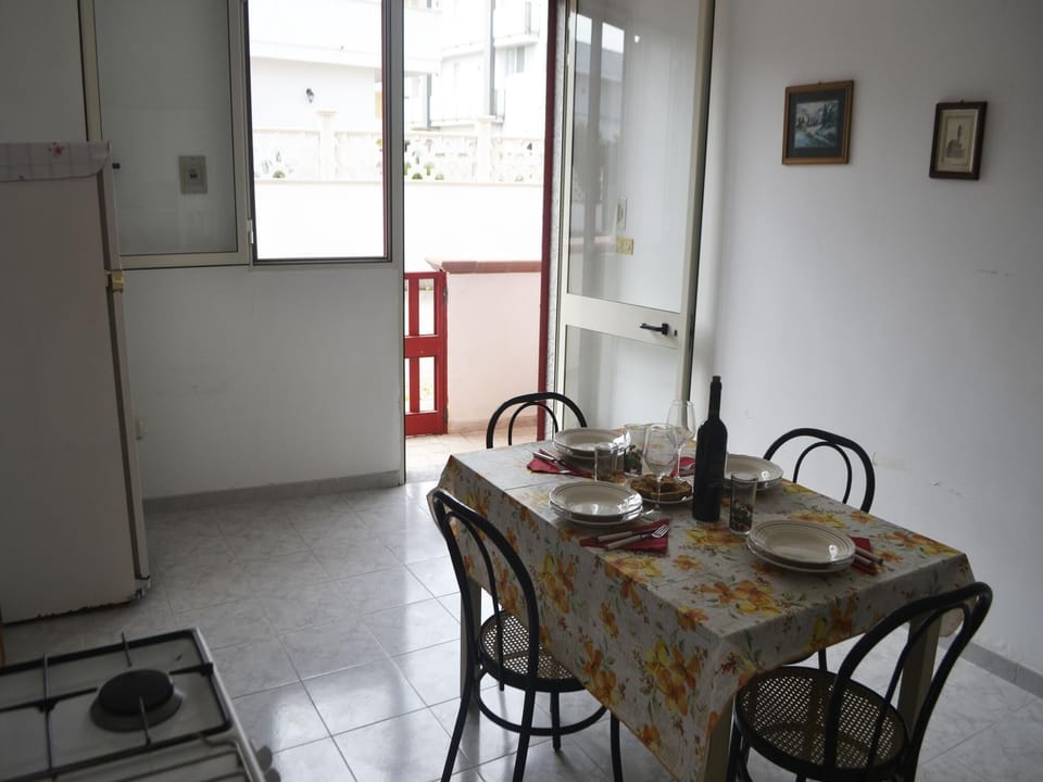House, 2 Bedrooms, Smoking, Balcony | Dining room