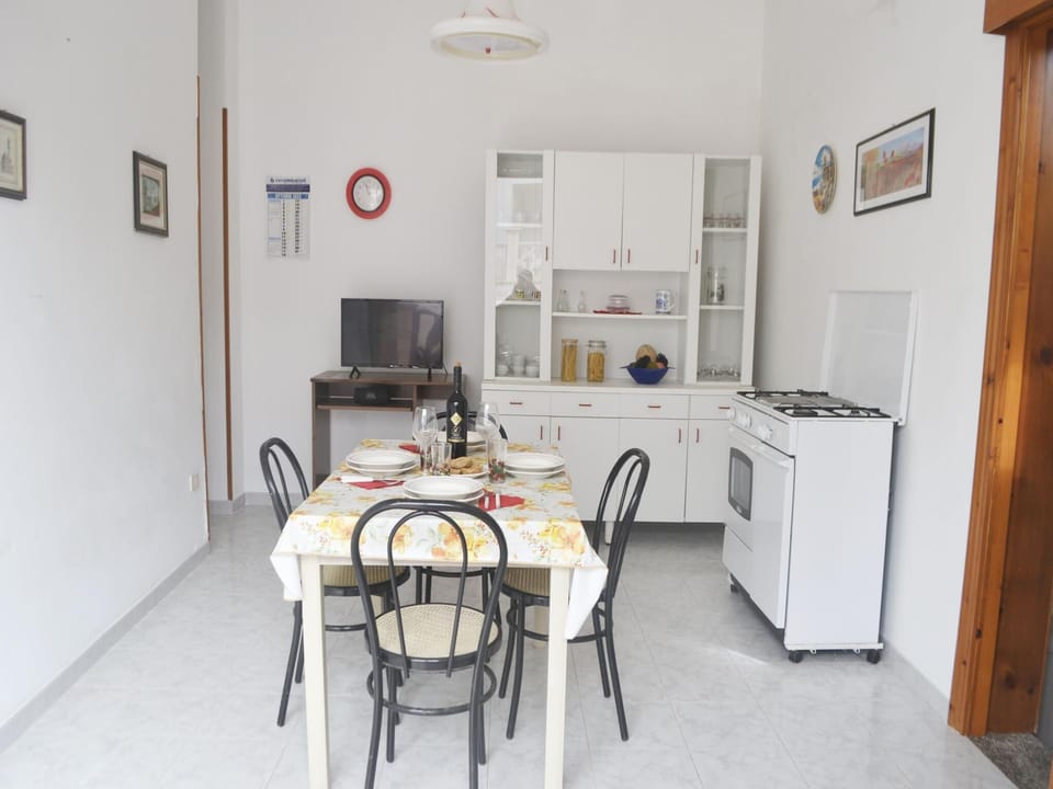 House, 2 Bedrooms, Smoking, Balcony | Dining room