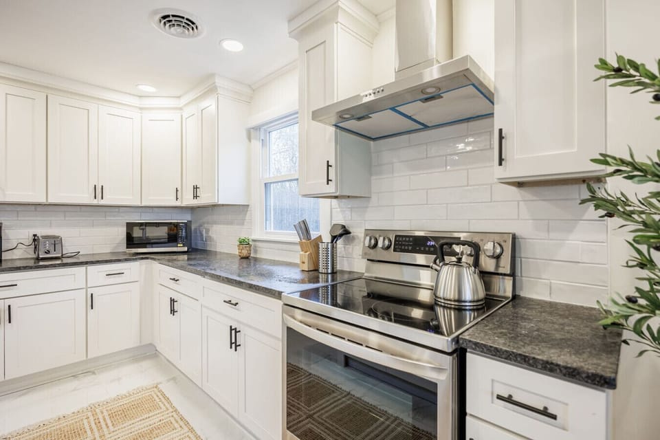 Bright, fully equipped kitchen with modern appliances and everything you need to cook, dine, or enjoy a quick meal at home.