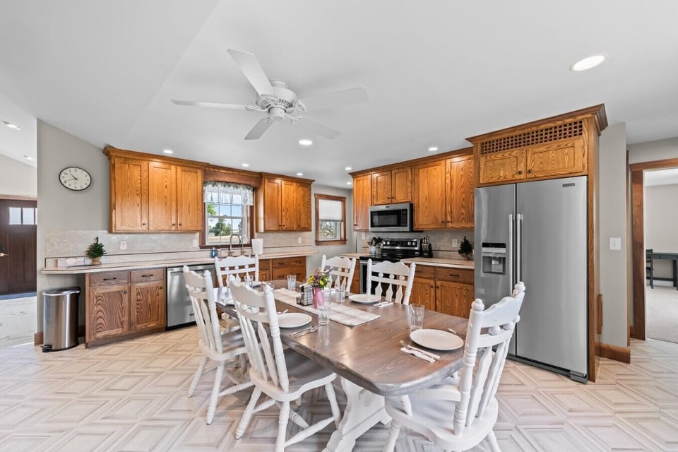 Kitchen/Dining Room [Main Floor] -cooking basics included