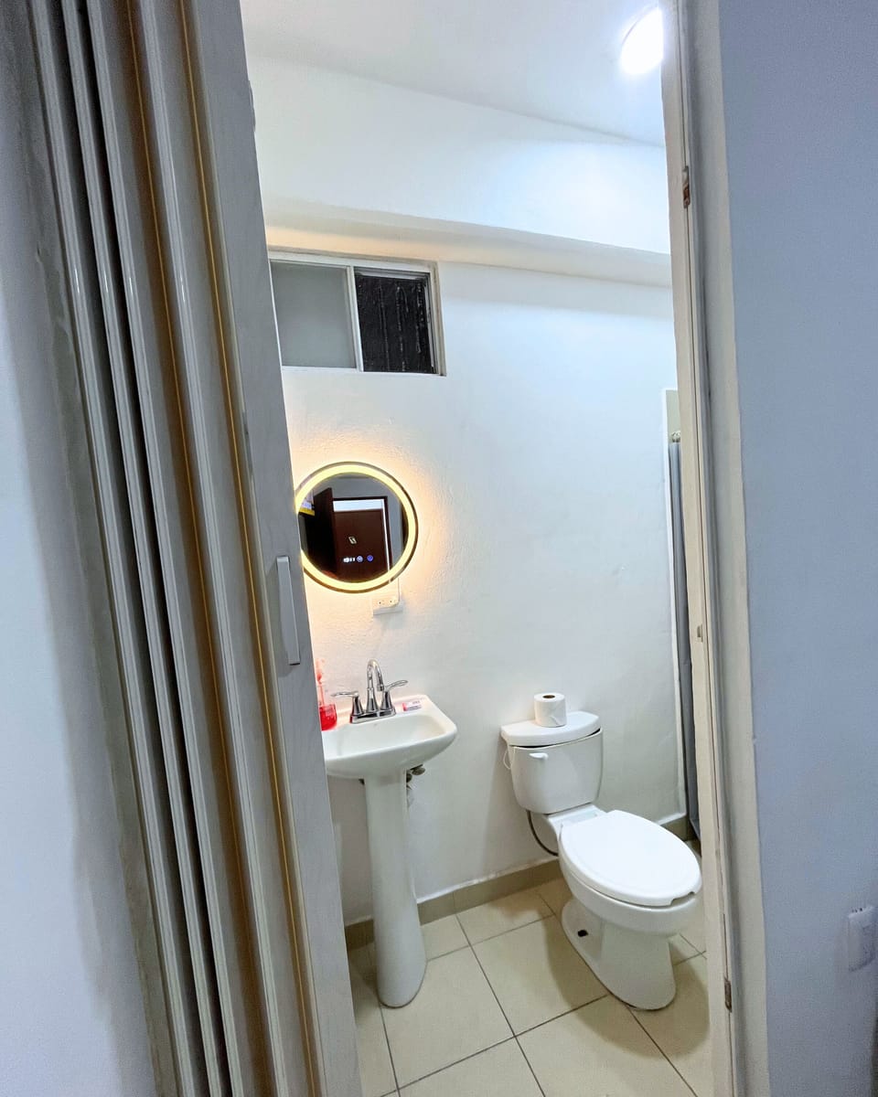 Basic Room, 1 Queen Bed | Bathroom