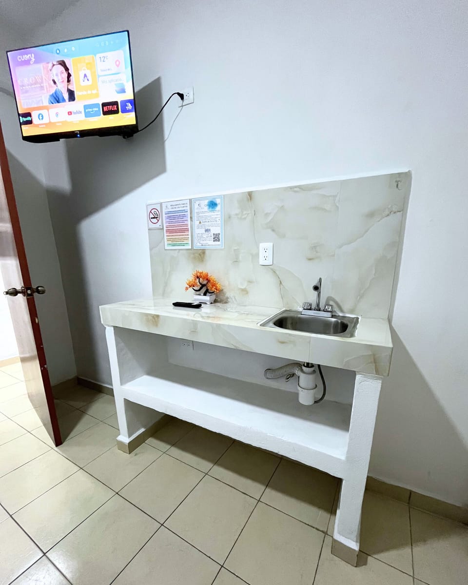 Basic Room, 1 Queen Bed | Down comforters, WiFi (free), individually furnished, bed sheets