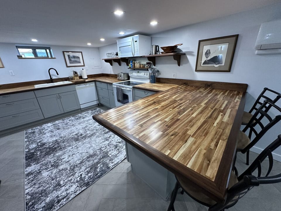 Kitchen peninsula with seating