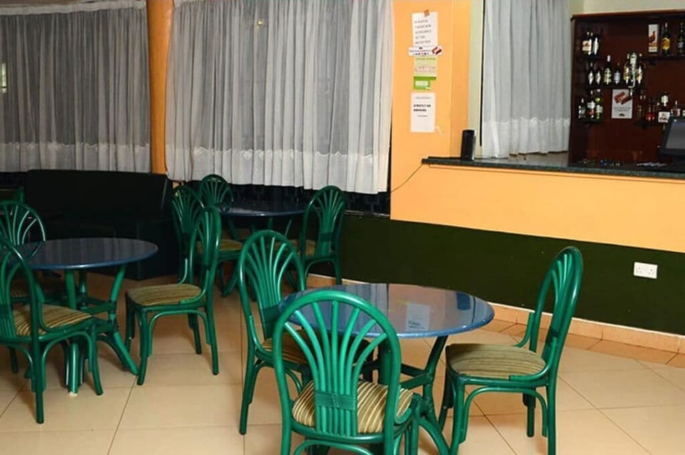 Deluxe Double Room | Bar (on property)