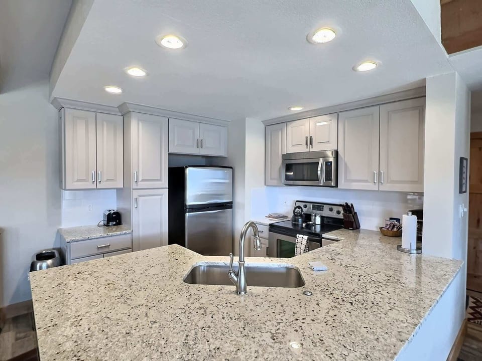 【Kitchen Detail】Full-size appliances + bar seating for 4