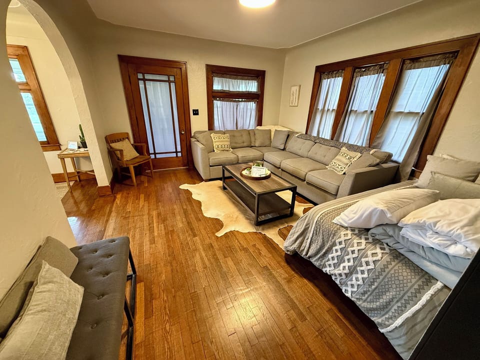 Livingroom with twin bedroom and sofa/couch bed for sleeping.