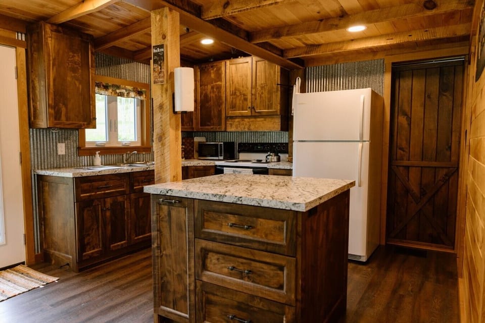 Kitchen [Main Floor] Oven, Stove, Fridge/Freezer, Microwave, cooking basics