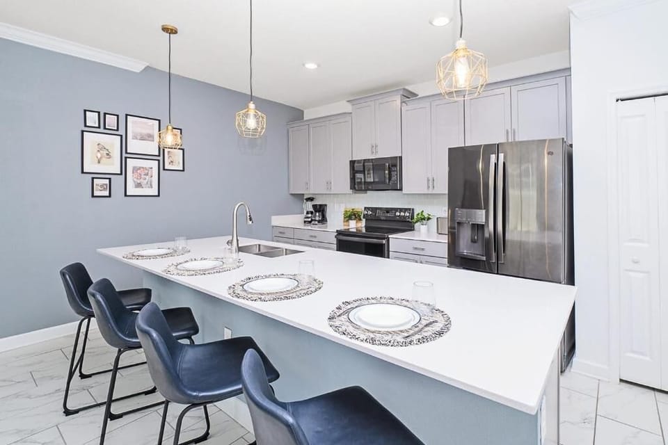 Kitchen island with seating and prep space