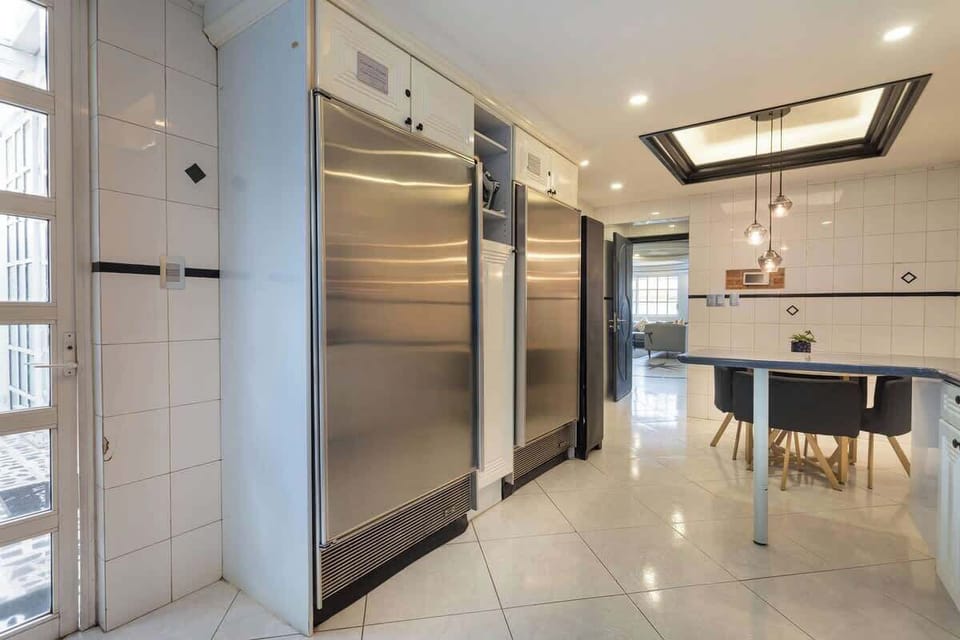 Double refrigerator, ideal for storing groceries for longer stays or large groups. 