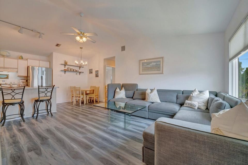 Comforting open room with smartTV and Dining Table