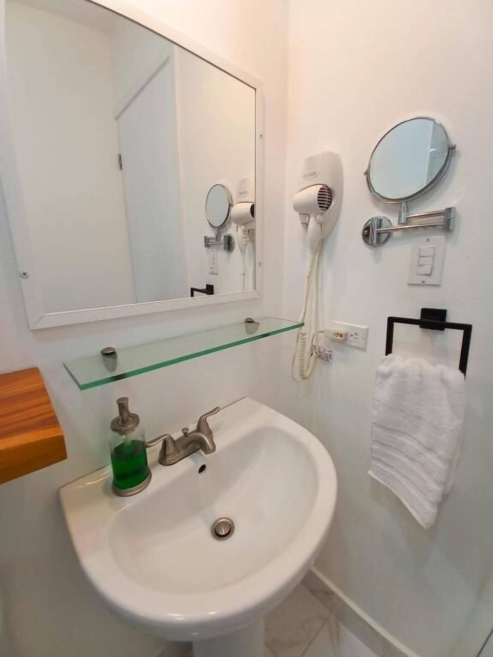 Family Villa, Pool View | Bathroom | Shower, free toiletries, hair dryer, towels