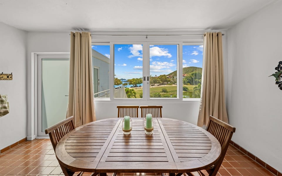 Dining table right off the entry, seating for 6!