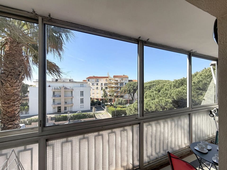 Balcon avec vue sur les toits & verdure