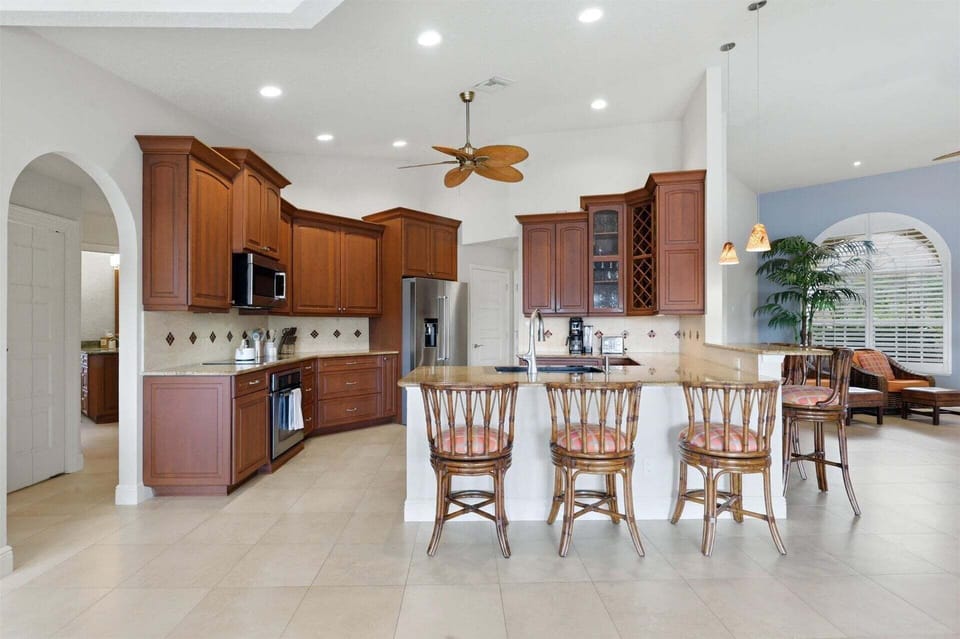 Bright, fully-equipped kitchen