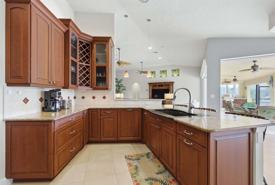 Bright, fully-equipped kitchen