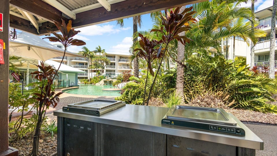Outdoor BBQ area set in a relaxed tropical setting – ideal for easy dinners, sunset meals, and social evenings.