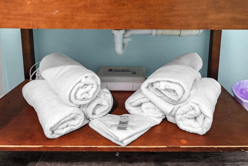 6 bath towels, 6 washcloths, and 4 beach towels provided.