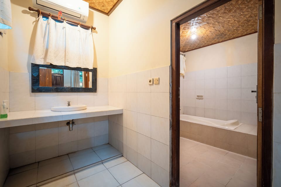 Standard Double Room, Garden View | Bathroom