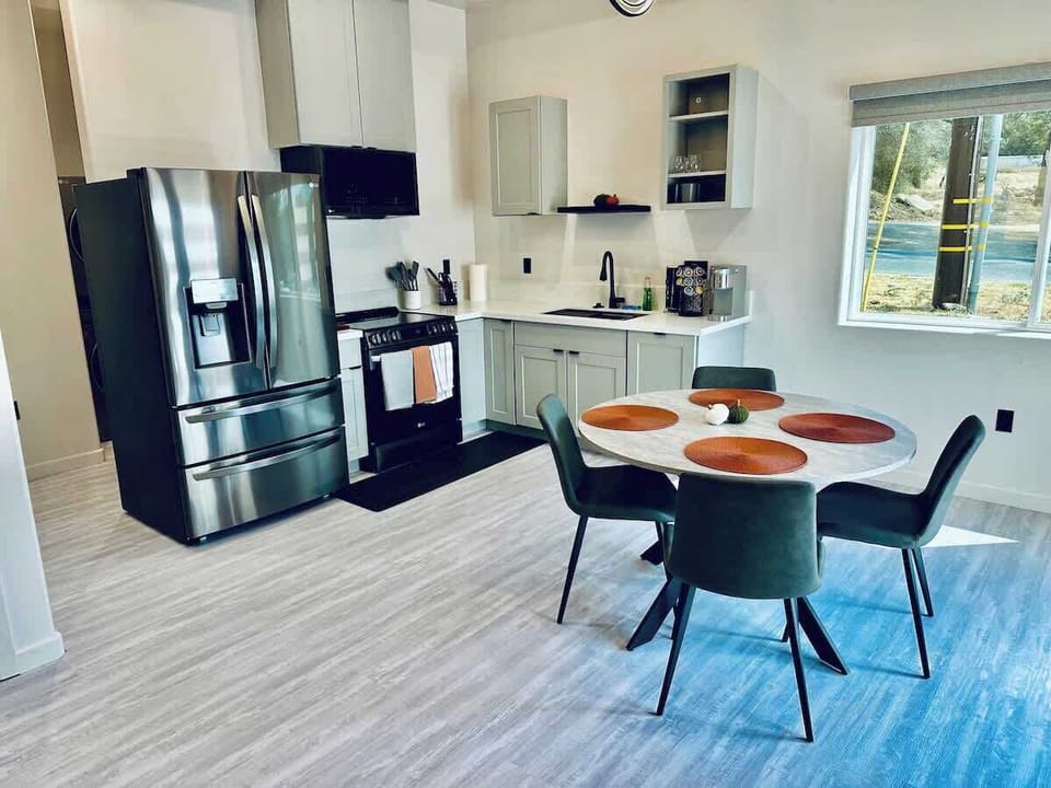 Full fridge, electric stove, oven, and sink. No dishwasher. 