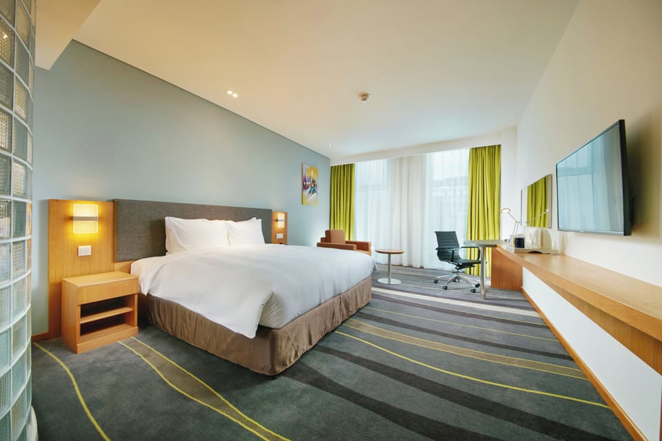 Standard Room, 1 Queen Bed (Extra Floor Space) | In-room safe, desk, WiFi (free), bed sheets