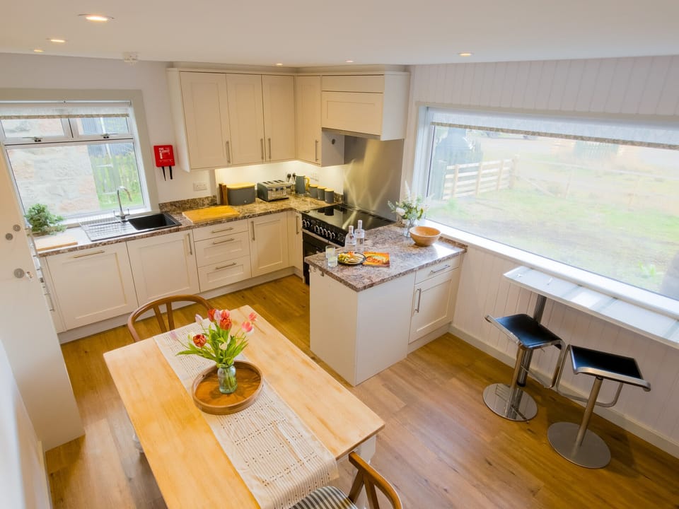Fully equipped modern kitchen and bright dining area — everything you need for a perfect Highland stay.