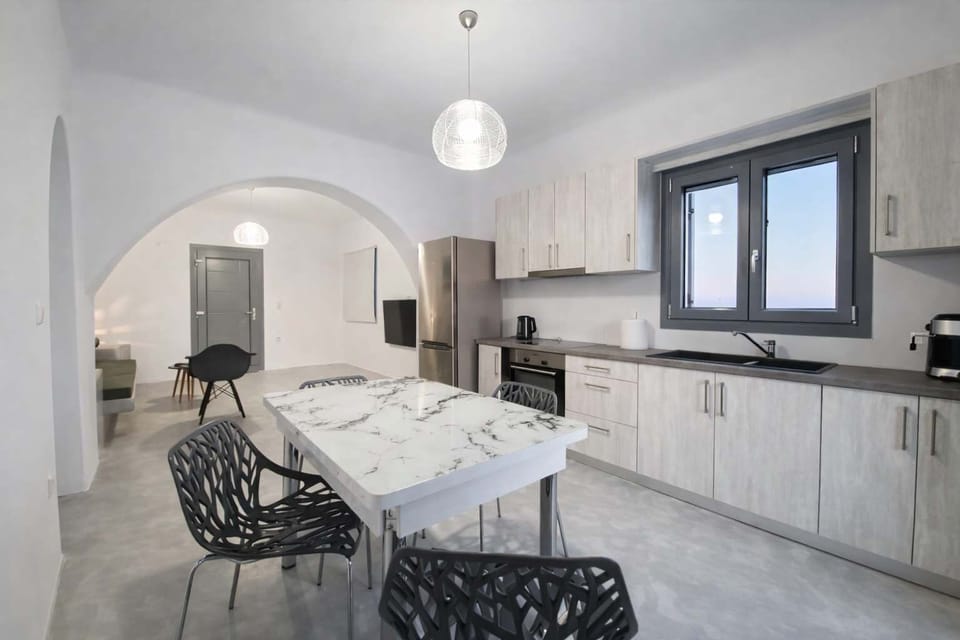 Open-plan kitchen and dining area with stylish details and ample space. Perfect for shared meals, socializing relaxing after a day out