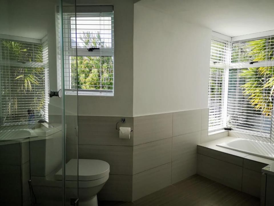 Deluxe Suite, Ocean View | Bathroom | Free toiletries, hair dryer, slippers, towels