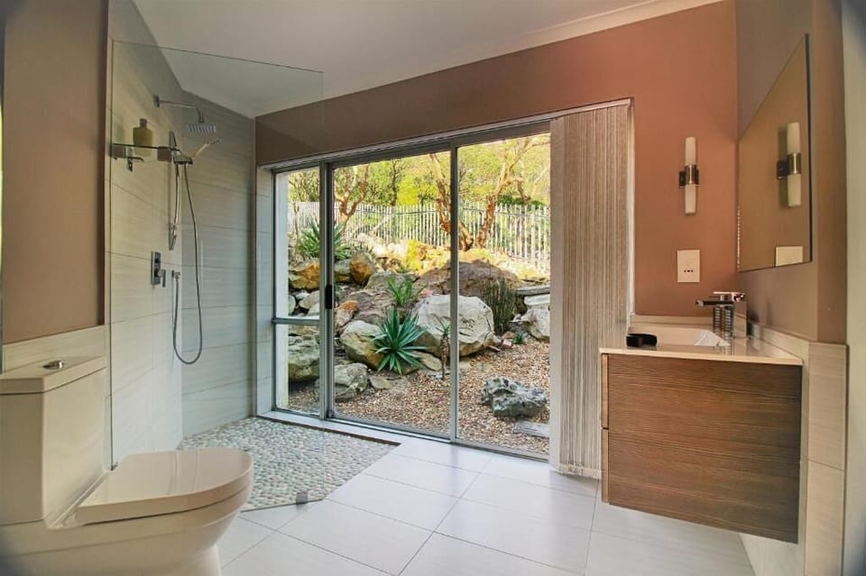 Junior Suite, Courtyard View | Bathroom | Free toiletries, hair dryer, slippers, towels