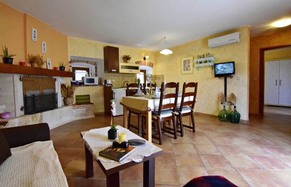 Apartment, 1 Bedroom, Smoking, Patio | Living room