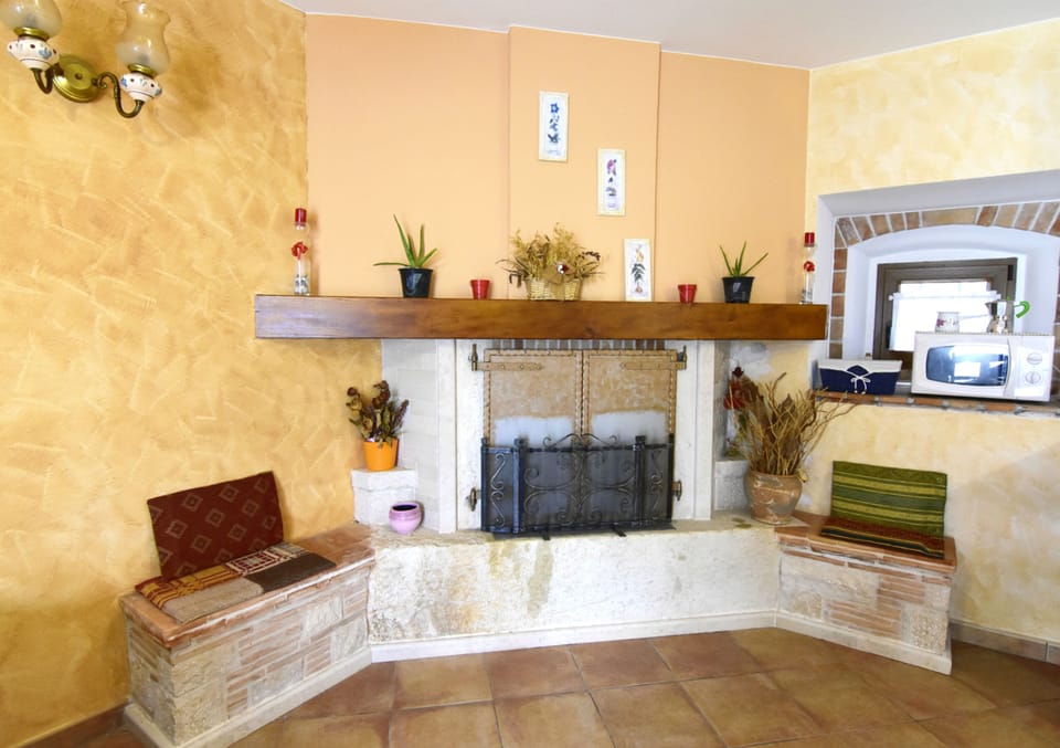 Apartment, 1 Bedroom, Smoking, Patio | Living room