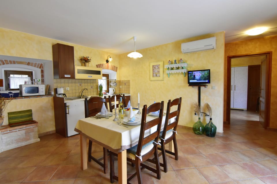 Apartment, 1 Bedroom, Smoking, Patio | Dining room