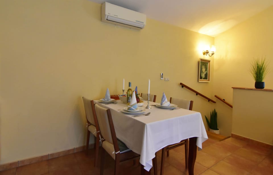 Apartment, 1 Bedroom, Smoking, Balcony | Dining room