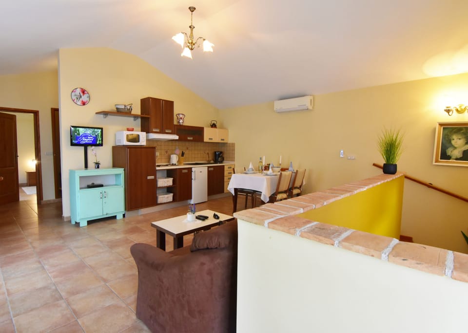 Apartment, 1 Bedroom, Smoking, Balcony | Living room