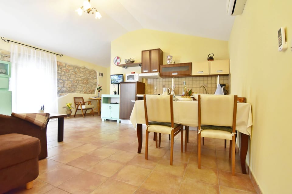 Apartment, 1 Bedroom, Smoking, Balcony | Living room