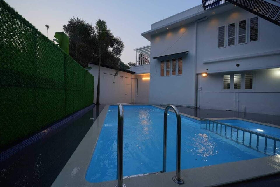 8 outdoor pools