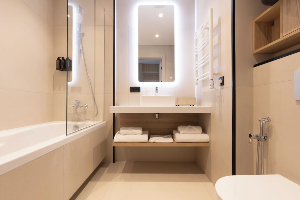 Suite, Balcony, Sea View | Bathroom | Free toiletries, hair dryer, bathrobes, slippers