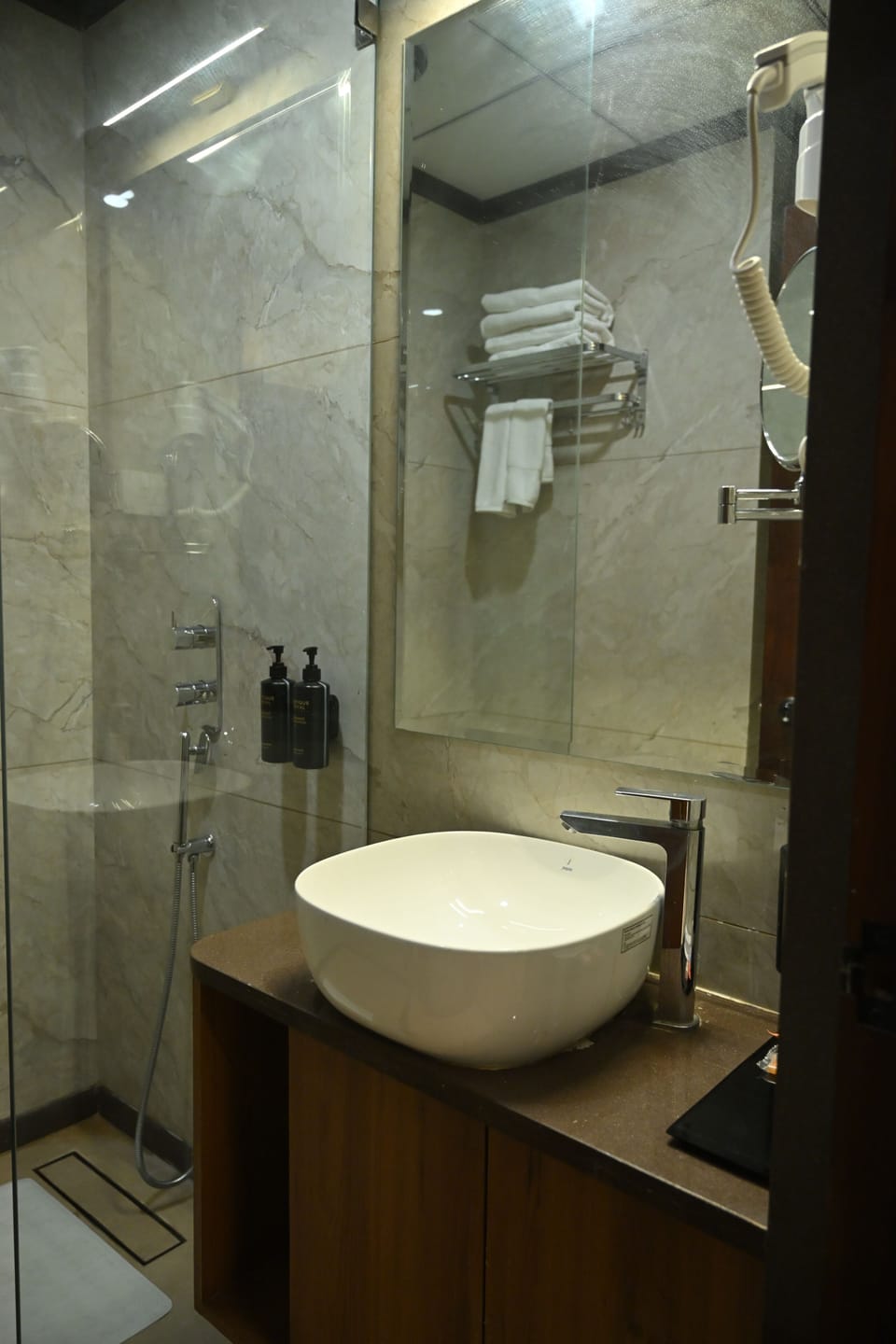 Deluxe Twin Room, Multiple Beds | Bathroom | Towels, soap, shampoo, toilet paper