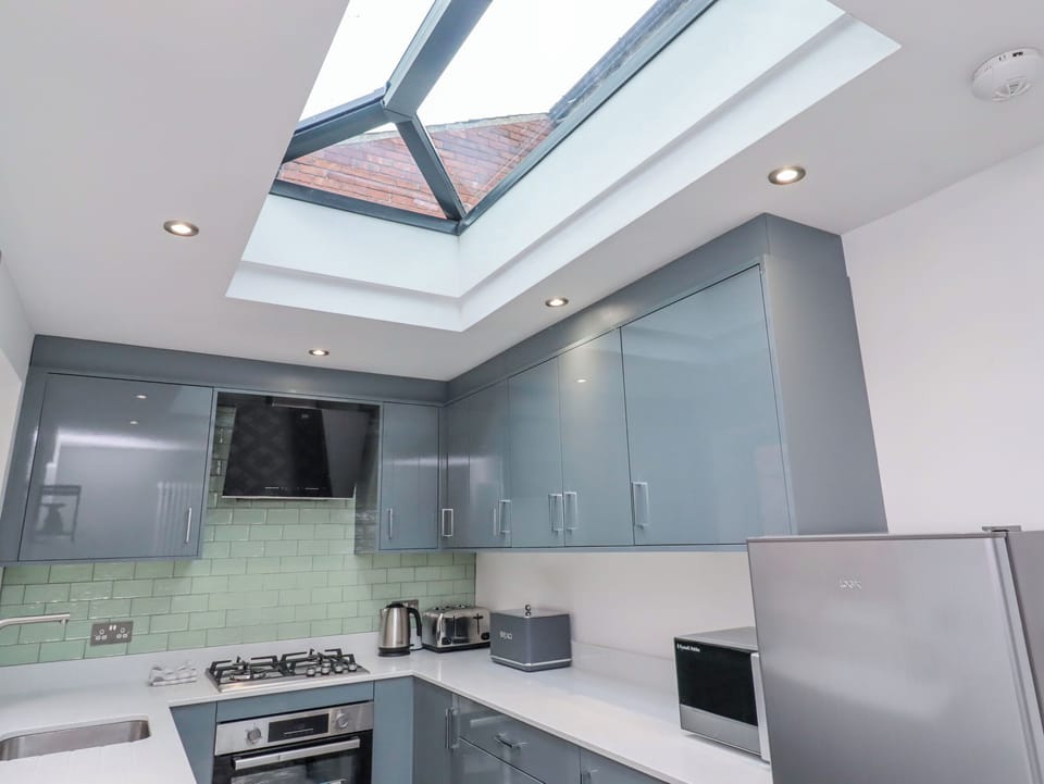 Cottage | Private kitchen | Dishwasher, cookware/dishes/utensils