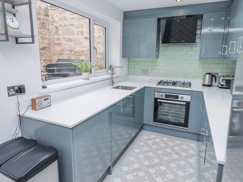 Cottage | Private kitchen | Dishwasher, cookware/dishes/utensils
