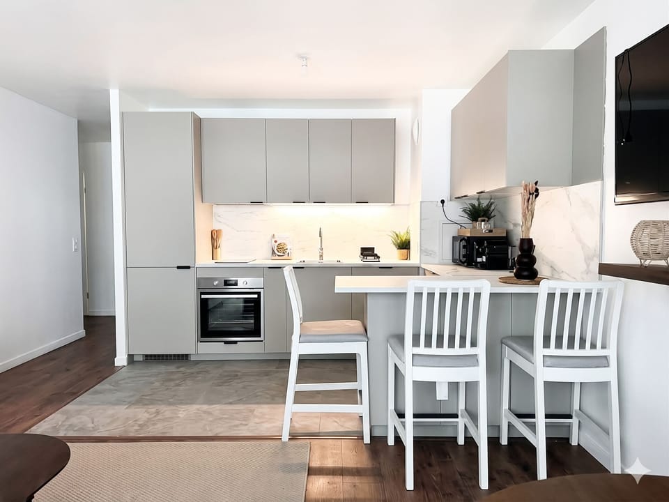 Comfort Apartment, Balcony, City View | Private kitchen | Full-size fridge, microwave, oven, stovetop