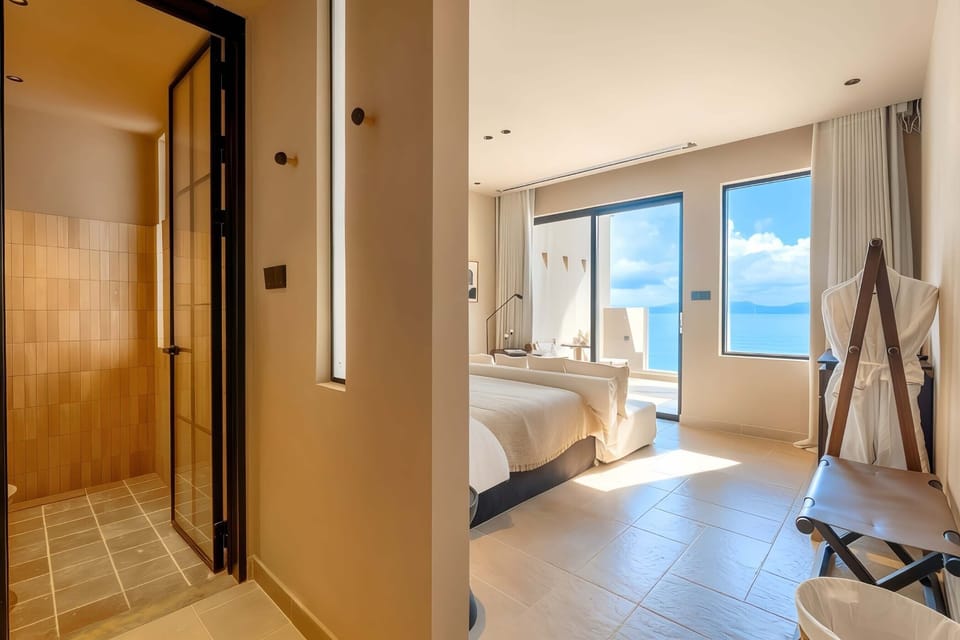 Standard Double Room | Minibar, individually decorated, individually furnished, desk