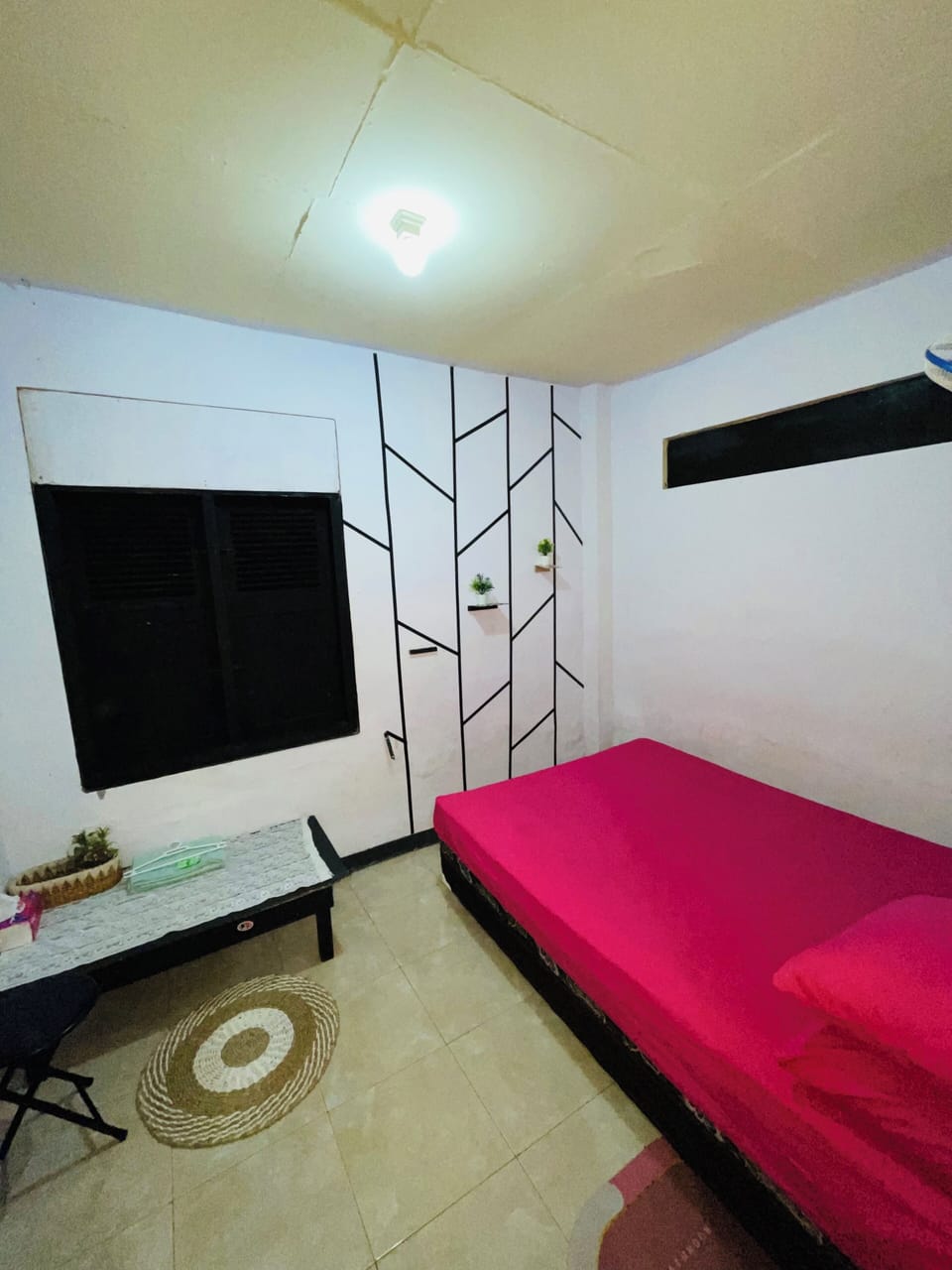 Basic Double Room | Desk